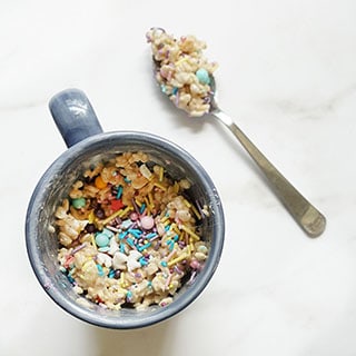 RICE KRISPIE TREAT IN A MUG - Easy an easy, microwave dessert for one. Single serving of cereal treats with sprinkles when you have a craving. #mugrecipes #ricekrispietreats #nobakedessert #cerealtreats