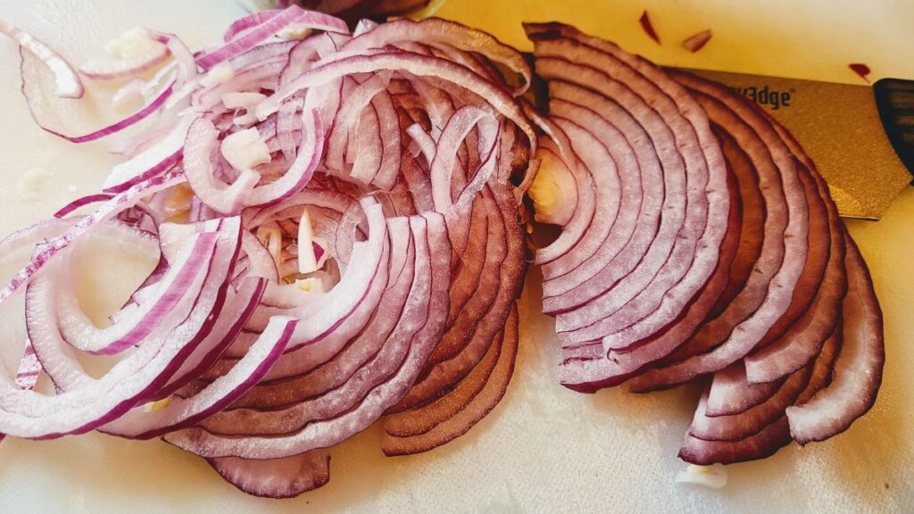 sliced red onion