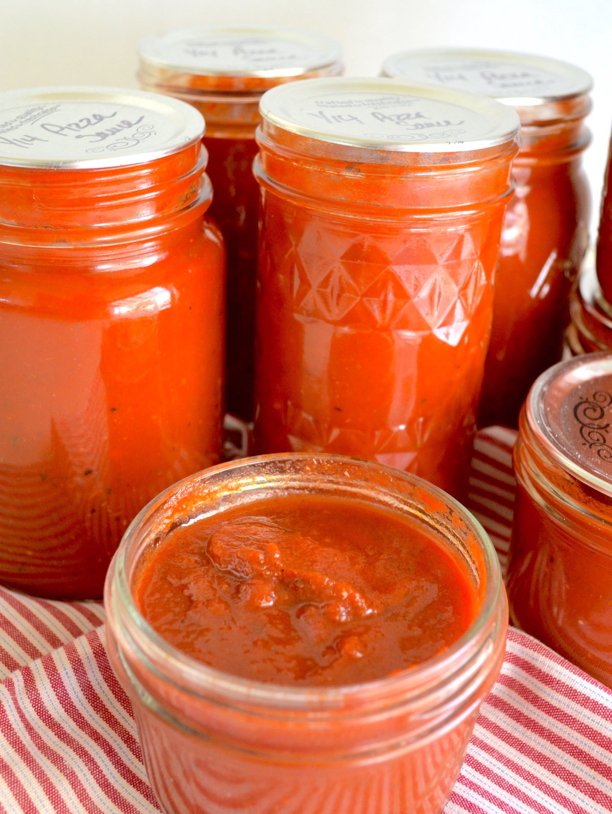 jars of canned pizza sauce